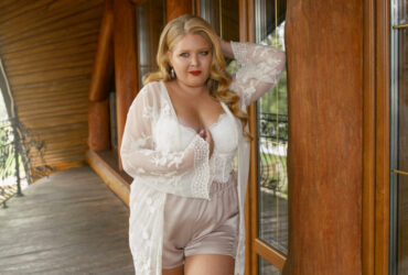 Mulher gordinha de roupa íntima branca se preparando para um ensaio sensual