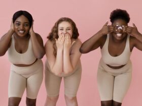 3 mulheres plus size felizes num ensaio fotográfico num estúdio