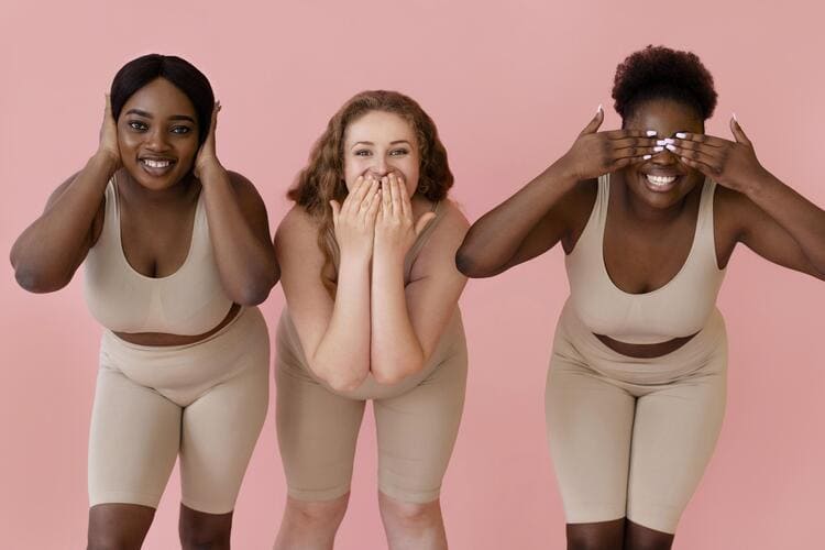 3 mulheres plus size  felizes num ensaio fotográfico num estúdio