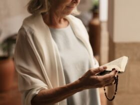 Mulher usando ul look feminino discreta numa igreja