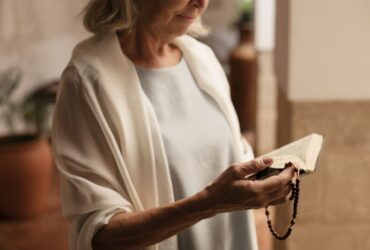Mulher usando ul look feminino discreta numa igreja