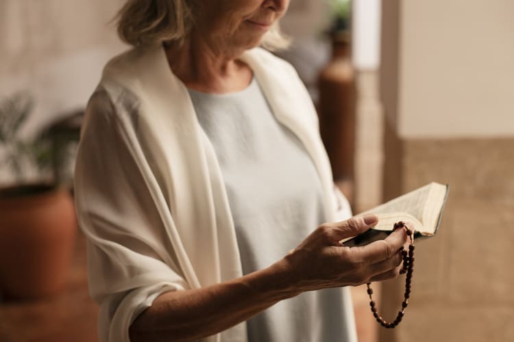 Mulher usando ul look feminino discreta numa igreja