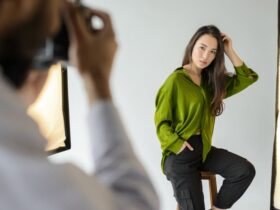 Mulher se preparando para um ensaio fotográfico num estúdio