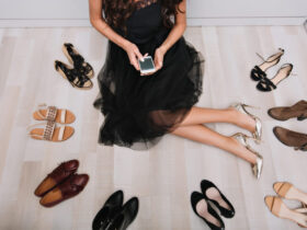 Mulher sentada em volta de 8 tipos de calçados femininos diferentes