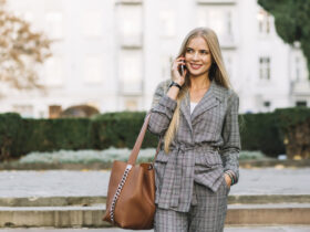 mulher elegante usando um look executivo xadrez
