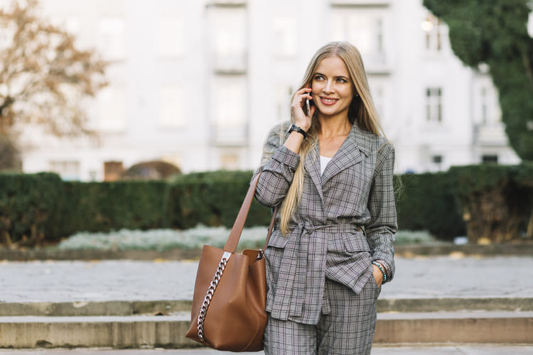 mulher elegante usando um look executivo xadrez