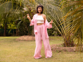 Mulher usando um look oversized com blusa e calça rosa