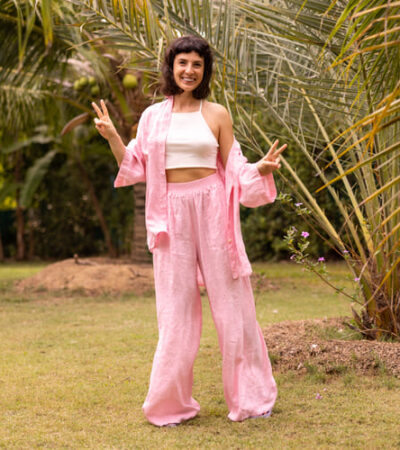 Mulher usando um look oversized com blusa e calça rosa