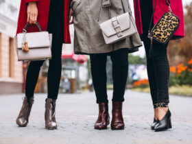 3 mulheres segurando 3 bolsas diferentes para usar no trabalho