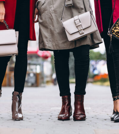 3 mulheres segurando 3 bolsas diferentes para usar no trabalho