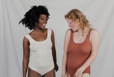 Duas mulheres usando bodies plus size, sendo uma cor nude e outra na marrom.