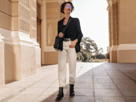 Mulher usando um look feminino com roupas classicas