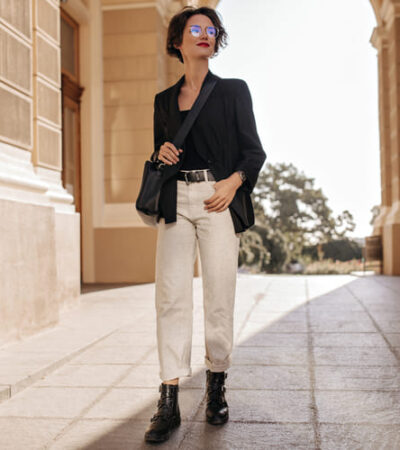 Mulher usando um look feminino com roupas classicas