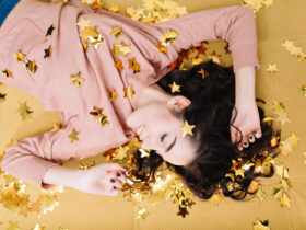 mulher deitada com bijuterias doudas em cima dela