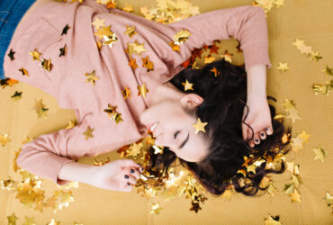 mulher deitada com bijuterias doudas em cima dela