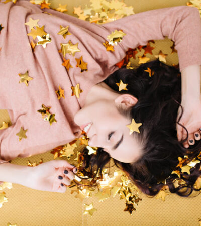 mulher deitada com bijuterias doudas em cima dela