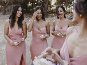 4 mulheres de vestido nude iguais de madrinha de casamento