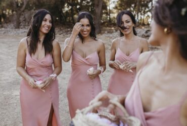 4 mulheres de vestido nude iguais de madrinha de casamento