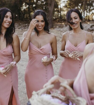 4 mulheres de vestido nude iguais de madrinha de casamento