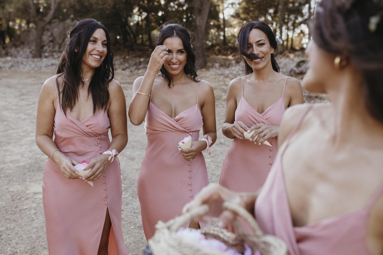 4 mulheres de vestido nude iguais de madrinha de casamento
