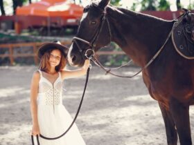 Garota com vestido branco cowntry segurando um cavalho
