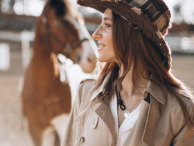 mulher com look country em frete a um cavalho